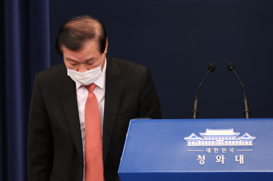 정만호 국민소통수석이 12일 청와대 춘추관 대브리핑룸에서 변창흠 국토부 장관 사의 표명 관련 브리핑에 앞서 인사하는 모습. 연합뉴스.